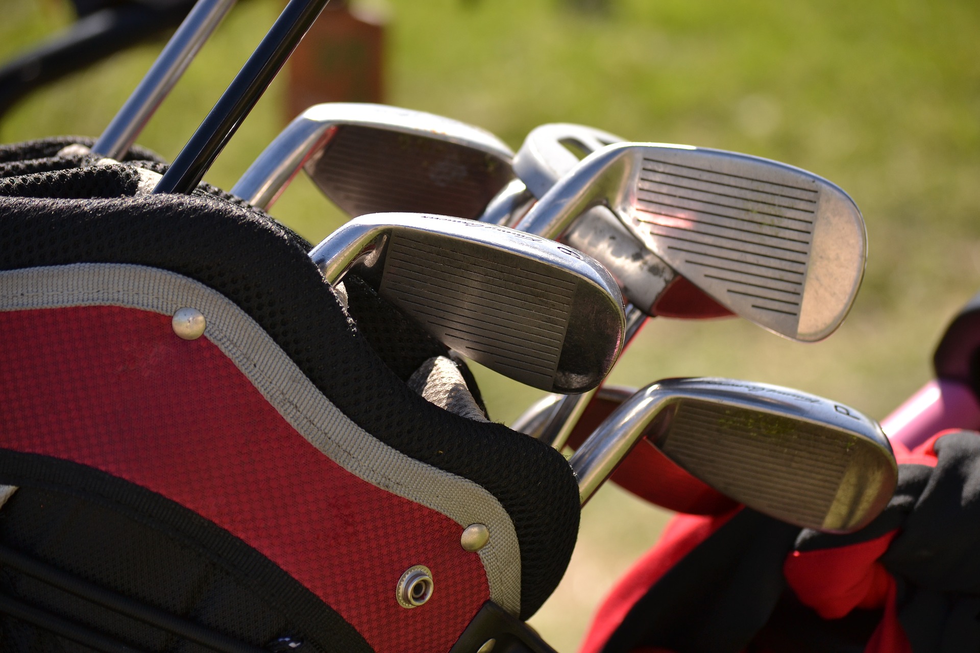 golf clubs in a red bag outside of our Scottsdale Golf Vacation Rentals